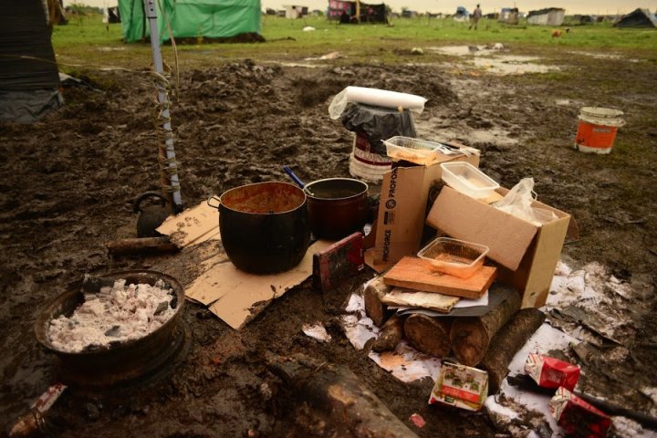 Olla para que haya comida caliente después de una noche de tormenta y frío