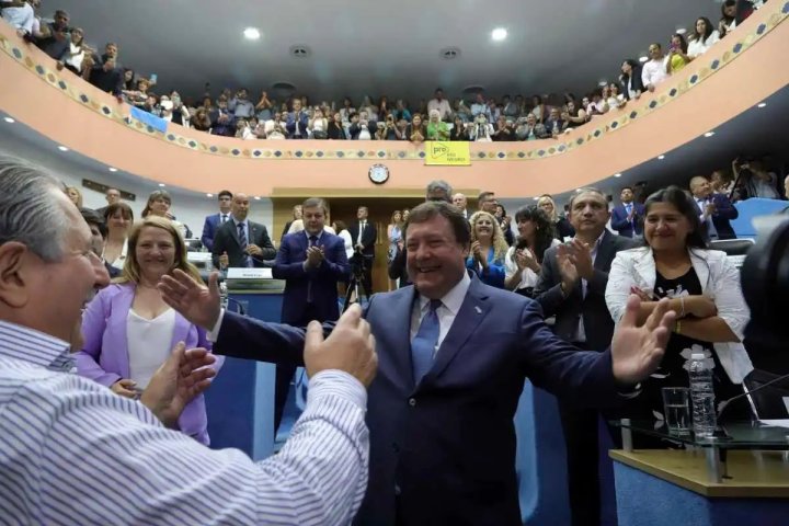 Abrazo del gobernador con Scalezzi (UPCN) en el día de la asunción. Foto: Diario Río Negro