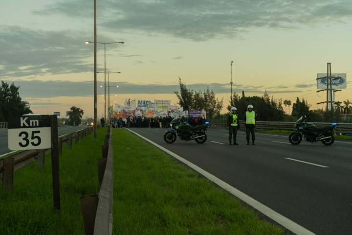 Corte en panamericana y Henry Ford, Pacheco. Trabajadores de Mondelez se manifiestan junto a organizaciones solidarias frente al avance de medidas de flexibilización laboral por parte de la multinacional. Abril 2023