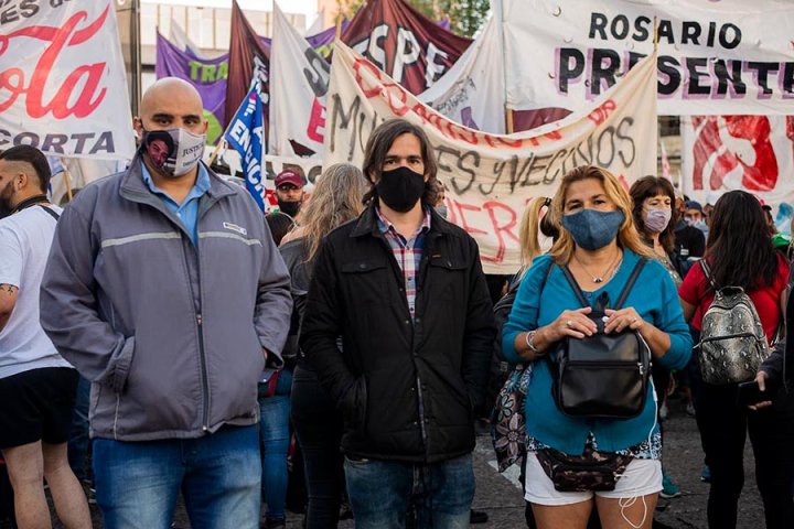 Nicolás del Caño y Claudio Dellecarbonara en una de las tantas movilizaciones donde acompañaron a las familias