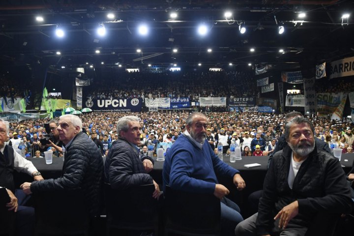 Juan José Lingeri, Carlos Acuña, Héctor Daer y Gerardo Martínez en Obras Sanitarias | Foto: Télam