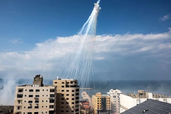 Explosiones de fósforo blanco disparadas por artillería cayendo sobre el puerto de la ciudad de Gaza, el 11 de octubre de 2023. Foto: Mohammed Adeb/AFP