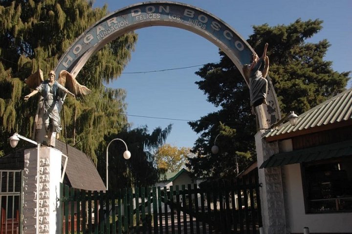 Entrada de la fundación Felices Los Niños | Foto Nicolás Aboaf