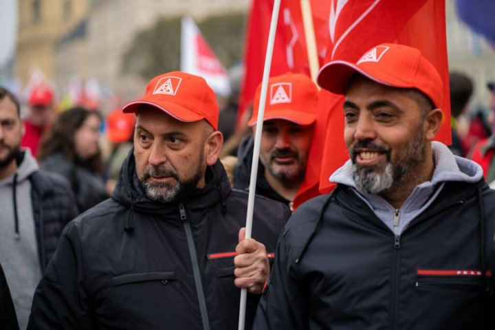 IG Metall también podría convocar próximamente huelgas para reducir la jornada laboral. Imagen simbólica: Simon Zinnstein (KGK)