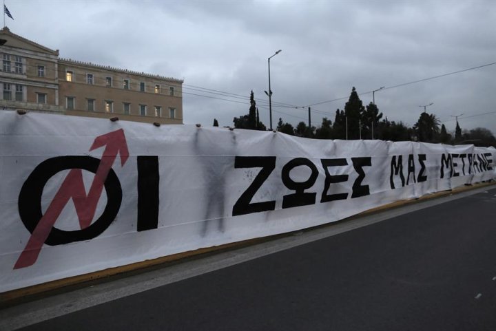 'Nuestras vidas importan' dice el cartel que sostienen estudiantes de artes frente al edificio del Parlamento.