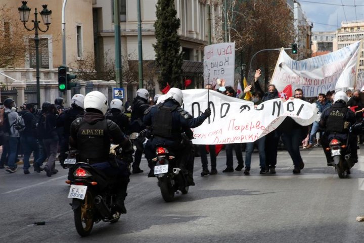 La Policía reprime la marcha en Atenas de este domingo.