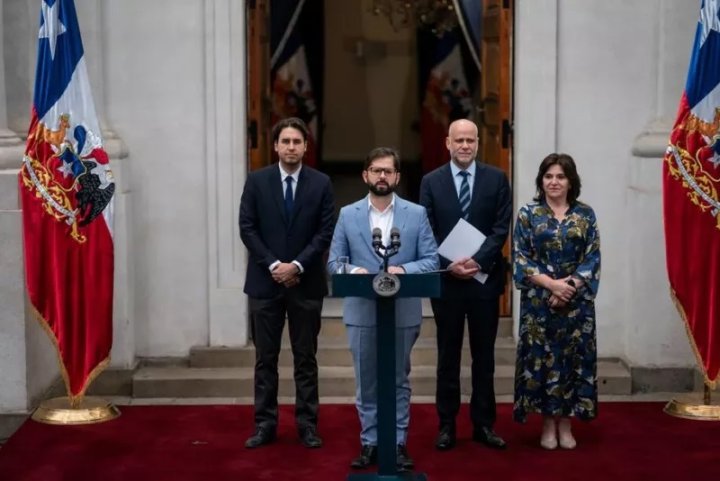 Gabriel Boric, anunciando el acuerdo para una nueva Constitución, el 13 de diciembre de 2022. Reuters.