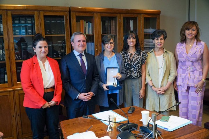 de izq a der: Antonia Orellana, min. de la Mujer; sen. Gustavo Sanhueza (UDI); sen. Claudia Pascual (PC); sen. Paulina Nuñez (RN); sen. Isabel Allende (PS);