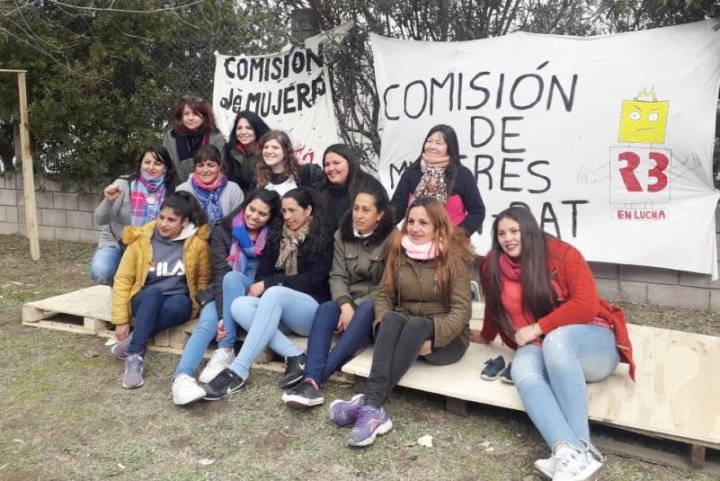 Algunas integrantes de las comisiones de mujeres de Ran-Bat y Coca-Cola