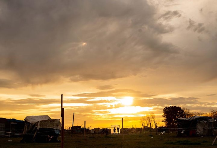 Atardecer en el predio donde miles de familias vieron esperanzas de un futuro mejor. Hoy está vacío, para la especulación inmobiliaria