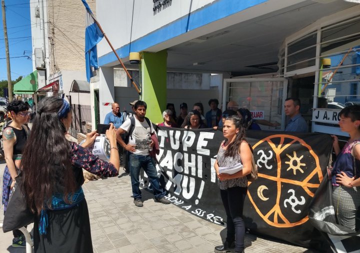 Conferencia de prensa en la puerta del Ministerio de Educación y Derechos Humanos de Río Negro