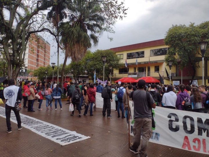 Concentración el día de la Marcha Federal Educativa, en defensa de la educación y las universidades, contra el ajuste de Milei - Eldorado, Misiones | Movimiento Mandioca