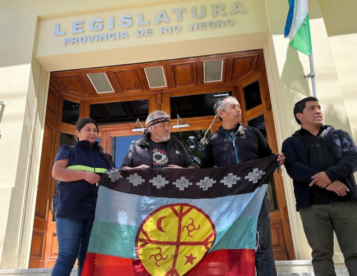 Confrencia de prensa del Parlamento Mapuche Tewelche de Río Negro en la legislatura provincial, Viedma, Río Negro.