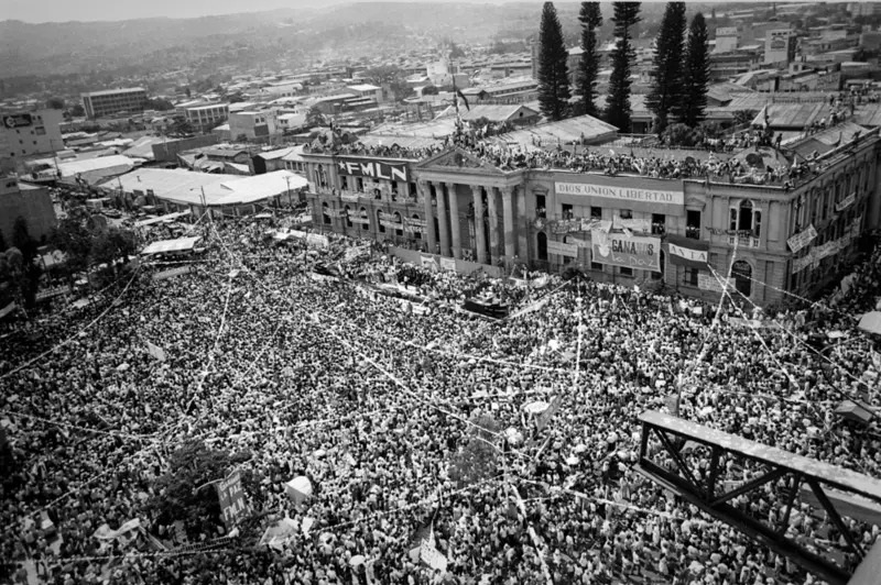 San Salvador, multitud frente al Palacio Nacional luego de los acuerdos de paz. Fotografía Giuseppe Dezza / BBC